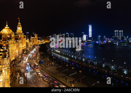 Shanghai, China - Oktober 13, 2019; Blick auf die Stadt vom Bund über den Fluss Huangpu, alte und neue Innenstadt skyline historische und moderne Gebäude Stockfoto