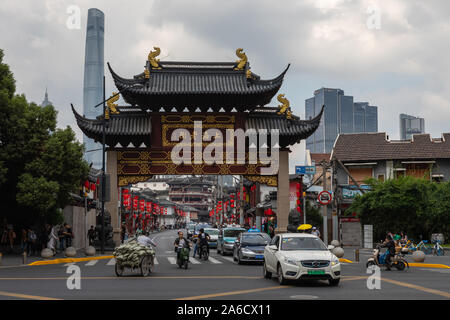 Shanghai, China - Oktober 13, 2019; Paifang oder pailou, traditionelle Chinesische Tor in der Mitte Fangbang Road, Shanghai Old Street von Süden Henan Road Stockfoto