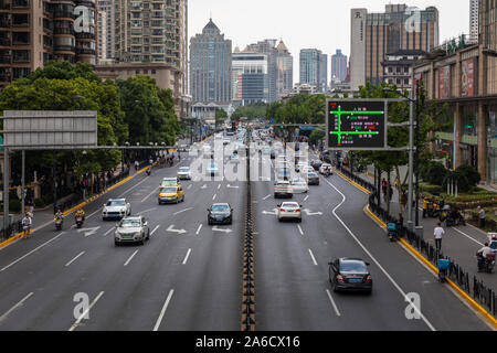 Shanghai, China - Oktober 13, 2019; Bild vom Steg getroffen auf der Kreuzung Henan S Straße und Fuxing E Blick auf Strasse Richtung Norden Verkehr mit Autos sc Stockfoto