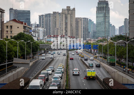 Shanghai, China - Oktober 13, 2019; Bild vom Steg getroffen auf der Kreuzung Henan S Straße und Fuxing E Blick auf Strasse Richtung Osten Verkehr mit Autos Stockfoto