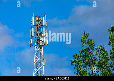 Ein niedriger Betrachtungswinkel eines zellulären Turm mit GPS-Technologien verantwortlich für EMF Verschmutzung ausgestattet. Blauer Himmel und kopieren Raum als Hintergrund Stockfoto