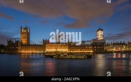 Blick auf die Häuser des Parlaments leuchtet in der Dämmerung aus über die Themse, London, UK Stockfoto