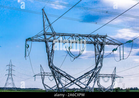 Eine Detailansicht eines Steel truss Elektrische übertragung Pylon, Unterstützung von Hochspannungsleitungen mit sichtbaren Isolatoren und anderen Komponenten. Stockfoto