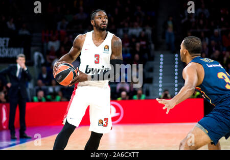 Vitoria, Spanien. 25. Oktober, 2019. Brandon Paul (Olympiakos Piräus) steuert die Kugel während der Basketball Spiel der Saison 2018/2019 von Turkish Airlines EuroLeague zwischen Saski Baskonia und BC Olympiakos Piräus an Fernando Buesa Arena Center am 25. Oktober 2019 in Vitoria, Spanien. © David Gato/Alamy leben Nachrichten Stockfoto