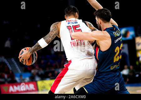 Vitoria, Spanien. 25. Oktober, 2019. Shengelia Tornike (Saski Baskonia) versucht, den Ball zu Stele zu Georgios Printezis (Olympiakos Piräus) während der Basketball Spiel der Saison 2018/2019 von Turkish Airlines EuroLeague zwischen Saski Baskonia und BC Olympiakos Piräus an Fernando Buesa Arena Center am 25. Oktober 2019 in Vitoria, Spanien. © David Gato/Alamy leben Nachrichten Stockfoto