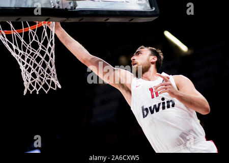 Vitoria, Spanien. 25. Oktober, 2019. Nikola Milutinov (Olympiakos Piräus) Schüsse der Kugel während der Basketball Spiel der Saison 2018/2019 von Turkish Airlines EuroLeague zwischen Saski Baskonia und BC Olympiakos Piräus an Fernando Buesa Arena Center am 25. Oktober 2019 in Vitoria, Spanien. © David Gato/Alamy leben Nachrichten Stockfoto