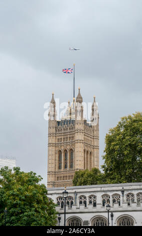 Victoria Tower mit einem Flugzeug fliegen über es, in Westminster, London, UK Stockfoto