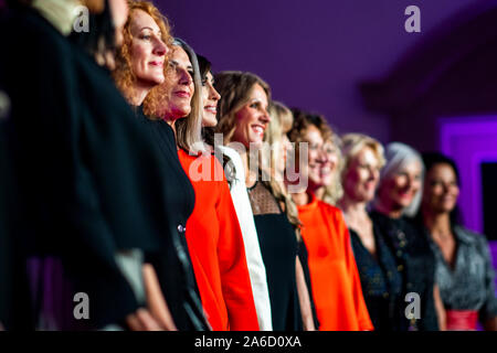 Harsewinkel, Deutschland. 25 Okt, 2019. Die Finalisten des Wettbewerbs 'Miss 50 plus" wird gemeinsam auf der Bühne. Quelle: David Inderlied/dpa/Alamy leben Nachrichten Stockfoto