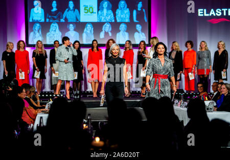 Harsewinkel, Deutschland. 25 Okt, 2019. Die Finalisten des Wettbewerbs 'Miss 50 plus" wird gemeinsam auf der Bühne. Quelle: David Inderlied/dpa/Alamy leben Nachrichten Stockfoto