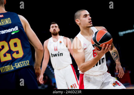 Vitoria, Spanien. 25. Oktober, 2019. Antonis Koniaris (Olympiakos Piräus) steuert die Kugel während der Basketball Spiel der Saison 2018/2019 von Turkish Airlines EuroLeague zwischen Saski Baskonia und BC Olympiakos Piräus an Fernando Buesa Arena Center am 25. Oktober 2019 in Vitoria, Spanien. © David Gato/Alamy leben Nachrichten Stockfoto