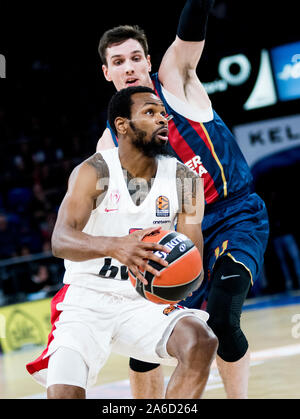 Vitoria, Spanien. 25. Oktober, 2019. Kevin Börsenspekulant (Olympiakos Piräus) steuert die Kugel während der Basketball Spiel der Saison 2018/2019 von Turkish Airlines EuroLeague zwischen Saski Baskonia und BC Olympiakos Piräus an Fernando Buesa Arena Center am 25. Oktober 2019 in Vitoria, Spanien. © David Gato/Alamy leben Nachrichten Stockfoto