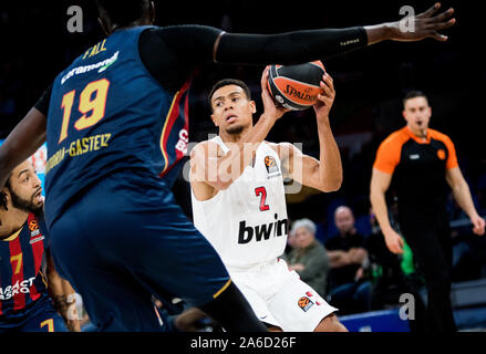 Vitoria, Spanien. 25. Oktober, 2019. Wade Baldwin (Olympiakos Piräus) steuert die Kugel während der Basketball Spiel der Saison 2018/2019 von Turkish Airlines EuroLeague zwischen Saski Baskonia und BC Olympiakos Piräus an Fernando Buesa Arena Center am 25. Oktober 2019 in Vitoria, Spanien. © David Gato/Alamy leben Nachrichten Stockfoto