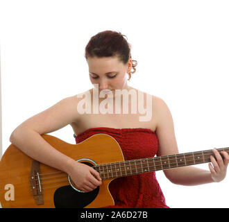 März 2013 - Schöne, junge Musiker üben Ihre akustische Gitarre Stockfoto