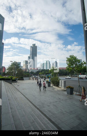 Touren rund um die Wolkenkratzer und die Gebäude im Geschäftsviertel in der Innenstadt von Guangzhou in China Stockfoto
