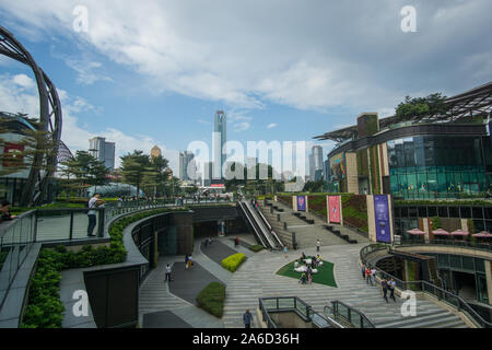Touren rund um die Wolkenkratzer und die Gebäude im Geschäftsviertel in der Innenstadt von Guangzhou in China Stockfoto