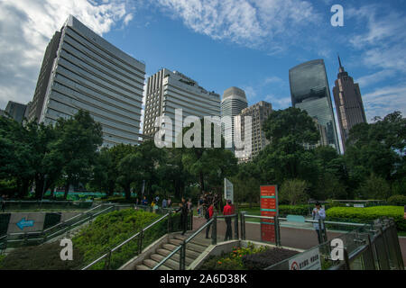 Touren rund um die Wolkenkratzer und die Gebäude im Geschäftsviertel in der Innenstadt von Guangzhou in China Stockfoto