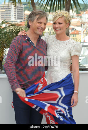 CANNES, Frankreich. Mai 23, 2012: Kirsten Dunst & Viggo Mortensen am Fotoshooting für ihren neuen Film 'auf der Straße' in Konkurrenz an der 65th Festival de Cannes. © 2012 Paul Smith/Featureflash Stockfoto