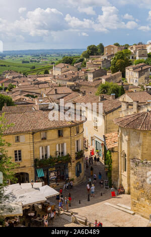Saint Emilion, Frankreich - 11 August, 2019: die Menschen genießen den Blick auf das Zentrum der alten mittelalterlichen Stadt Saint Emilion, in Aquitanien, Frankreich Stockfoto