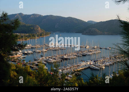 Es erwartet Sie ein einzigartiges Urlaubserlebnis im Yacht Club mit seinen beruhigenden Blau und grüne Umgebung in Marmaris. Stockfoto