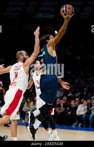 Vitoria, Spanien. 25. Oktober, 2019. Pierria Henry (Saski Baskonia) Schüsse der Kugel während der Basketball Spiel der Saison 2018/2019 von Turkish Airlines EuroLeague zwischen Saski Baskonia und BC Olympiakos Piräus an Fernando Buesa Arena Center am 25. Oktober 2019 in Vitoria, Spanien. © David Gato/Alamy leben Nachrichten Stockfoto