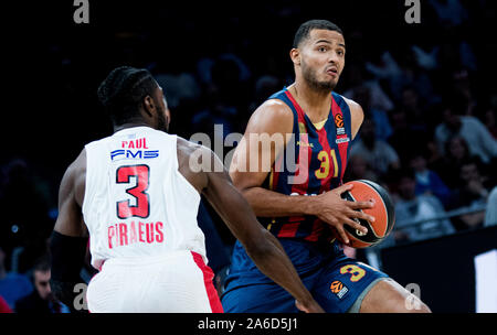 Vitoria, Spanien. 25. Oktober, 2019. Die Abdeckungen (Saski Baskonia shavon) steuert die Kugel während der Basketball Spiel der Saison 2018/2019 von Turkish Airlines EuroLeague zwischen Saski Baskonia und BC Olympiakos Piräus an Fernando Buesa Arena Center am 25. Oktober 2019 in Vitoria, Spanien. © David Gato/Alamy leben Nachrichten Stockfoto