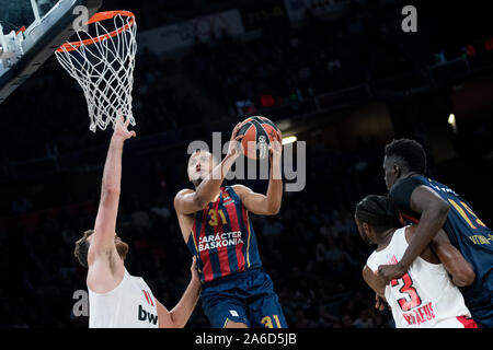 Vitoria, Spanien. 25. Oktober, 2019. Die Abdeckungen (Saski Baskonia shavon) Schüsse der Kugel während der Basketball Spiel der Saison 2018/2019 von Turkish Airlines EuroLeague zwischen Saski Baskonia und BC Olympiakos Piräus an Fernando Buesa Arena Center am 25. Oktober 2019 in Vitoria, Spanien. © David Gato/Alamy leben Nachrichten Stockfoto