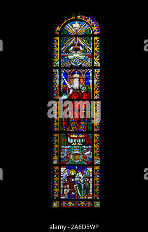 Glasfenster Karl (Karl der Große) in der Kirche von Notre-Dame-de-Lorette am Denkmal des WK I (1914-1918). Stockfoto