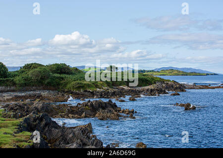 Dramatischer Blick auf die Landschaft an der Küste der Bantry Bay auf dem Eagle Point Campsite in Westirland. Blauer Himmel mit Wolken. Stockfoto