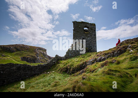 Malerische Ruinen der drei Burgen Kopf oder Dunlough Burg auf den Klippen an der nördlichen Spitze der Mizen Halbinsel. Irische Landschaften. Stockfoto