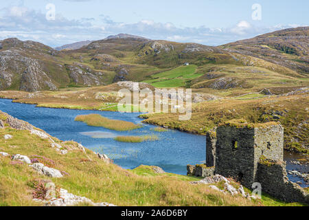 Malerische Ruinen der drei Burgen Kopf oder Dunlough Burg auf den Klippen an der nördlichen Spitze der Mizen Halbinsel. Irische Landschaften. Stockfoto