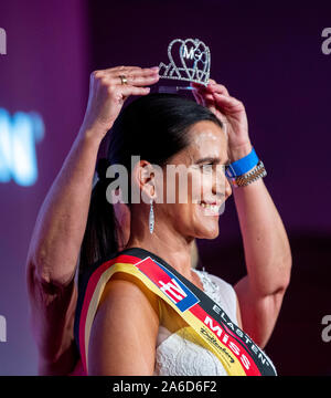 Harsewinkel, Deutschland. 25 Okt, 2019. Der Gewinner Tatjana Jünger nach der Endrunde der Schönheit Wettbewerb 'Miss 50 plus" gekrönt sein wird. Insgesamt 20 Finalisten im Alter zwischen 50 und 69 teilgenommen. Quelle: David Inderlied/dpa/Alamy leben Nachrichten Stockfoto