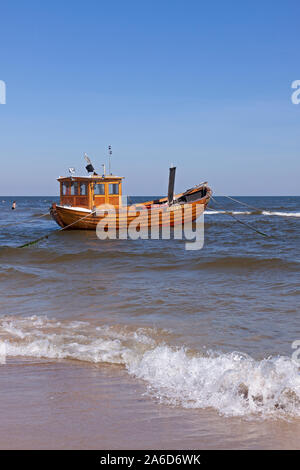 Ein Fischerboot Verankerung am Strand von Ahlbeck auf der Insel Usedom, Mecklenburg-Vorpommern, Deutschland. Stockfoto