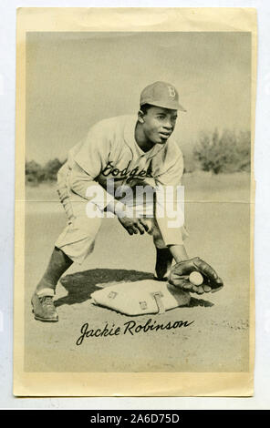 Vintage schwarz-weiß Foto von Jackie Robinson von der Brooklyn Schwindler, wurde der erste afrikanische amerikanische Major League Baseball Player im Jahr 1947. Stockfoto