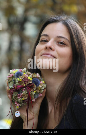 Porträt mit herzförmigen Blumentopf - junge Mädchen mit langen braunen Haaren - Inspered von Natur - Orchidea - Blumen, Stillleben - Credit Ilona Barna Stockfoto