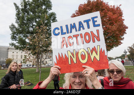 Washington, DC - Okt. 25, 2019: Schauspielerin und Aktivistin Jane Fonda laufenden Brandschutzübung Freitag Protest gegen die U.S. Capitol anspruchsvolle Regierung Maßnahmen gegen den Klimawandel und die Abhängigkeit von fossilen Brennstoffen 'beschädigt' industrie Teilnehmer. Stockfoto