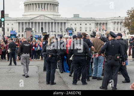 Washington, DC - Okt. 25, 2019: Schauspielerin und Aktivistin Jane Fonda laufenden Brandschutzübung Freitag Protest gegen die U.S. Capitol anspruchsvolle Regierung Maßnahmen gegen den Klimawandel und die Abhängigkeit von fossilen Brennstoffen 'beschädigt' Industrie. Schauspieler Ted Danson trat dieser Dritten wöchentlichen Demonstration; er, Frau Fonda und 30 andere wurden nach dem Blockieren erste Straße vor dem Kapitol Gebäude verhaftet, während Dutzende Anhänger ihnen zugejubelt. Stockfoto