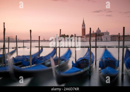 Gondeln auf der Lagune in der Nähe von Markusplatz, Venedig Italien Stockfoto