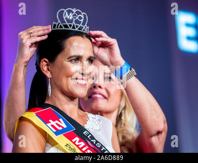 Harsewinkel, Deutschland. 25 Okt, 2019. Der Gewinner Tatjana Jünger nach der Endrunde der Schönheit Wettbewerb 'Miss 50 plus" gekrönt sein wird. Insgesamt 20 Finalisten im Alter zwischen 50 und 69 teilgenommen. Quelle: David Inderlied/dpa/Alamy leben Nachrichten Stockfoto