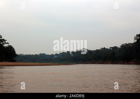 Rauch von einem Feuer in den Amazonas Regenwald entlang des Tambopata Fluss in Madre de Dios, Peru bei Sonnenaufgang Stockfoto