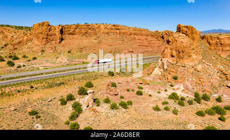 Big Rigs und Urlauber fahren Sie auf der Autobahn in der Wüste Südwesten Stockfoto