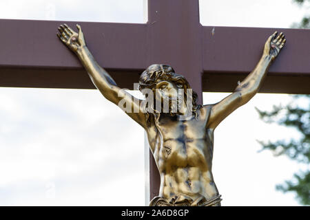 Jesus Christus am Kreuz. Aus Metall. In einem Park im Dorf Caklov, Slowakei. Stockfoto