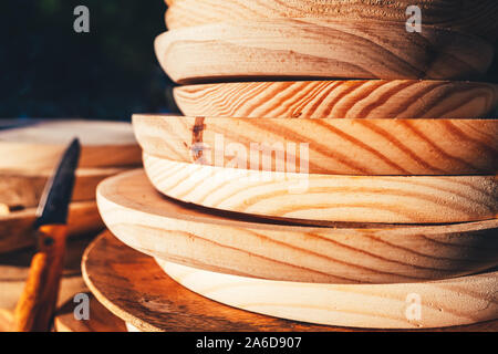 Stapel der schmutzigen Holz- Platten neben einem Taschenmesser nach einem Bankett. Stockfoto