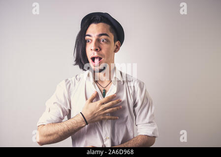 Student ist gestört und sieht unangenehm zu einem skandalösen Tatsache überrascht. Stockfoto