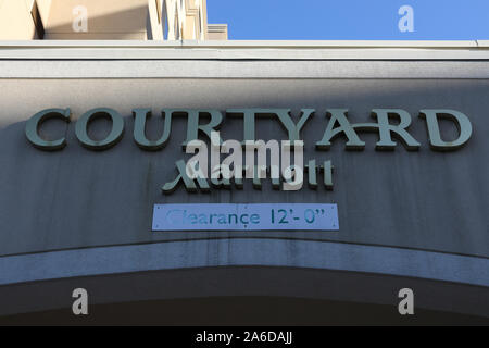 Gaithersburg, Maryland/USA - Oktober 18, 2019: Courtyard Marriott Logo auf ihren wichtigsten Hotel in Gaithersburg, MD. Stockfoto