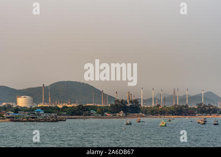 Seehafen Laem Chabang, Thailand - März 17, 2019: Tanks und Schornsteine der Raffinerie- und Verarbeitungsanlagen unter Sonnenuntergang Himmel. Vor den Küsten der Gemeinschaft, Stockfoto