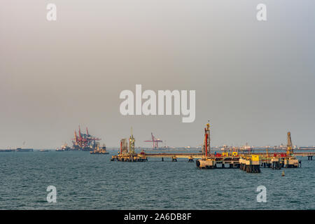 Seehafen Laem Chabang, Thailand - März 17, 2019: Aus Küste, rot-gelb schließen und Verankerung Plattform für Öltankschiffe, ihr Produkt zu entladen. Ple Stockfoto