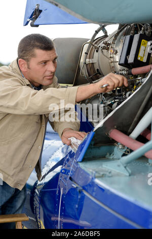 Männliche Ingenieur qorking mit Leichtflugzeugen mit Spanner Stockfoto
