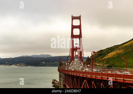 Abends Fahrt über die Golden Gate Bridge, Marin County, Kalifornien. Stockfoto