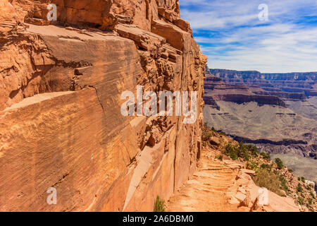 Schmale, gefährliche Wendung in der South Kaibab Trail im Grand Canyon mit Blues Himmel und weite Aussicht Stockfoto