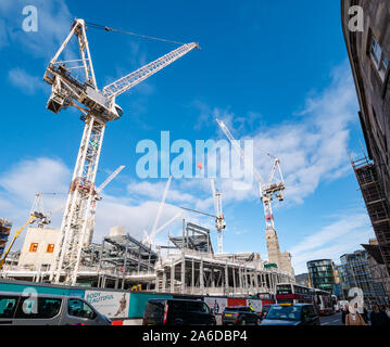 Krane in Gebäude Bauarbeiten, St James Sanierung, Edinburgh, Schottland, Großbritannien Stockfoto